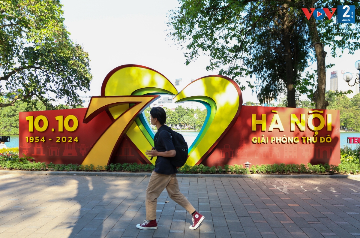 Xung quanh Hồ Hoàn Kiếm được trang hoàng nhiều pano, áp phích chào mừng. Đây là hoạt động tuyên truyền ý nghĩa, nhắc nhở thế hệ hôm nay hiểu và trân trọng hơn nền hòa bình mà lớp lớp cha anh đã phải hy sinh bao xương máu mới giành được.