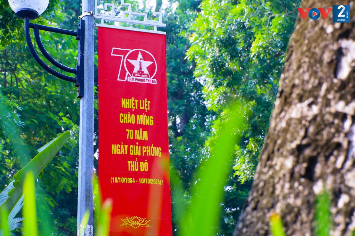Ghi nhận tại nhiều tuyến phố Hùng Vương, Hoàng Diệu, Lê Hồng Phong... các trụ sở cơ quan đã được treo băng rôn, tranh cổ động chuẩn bị đón chào 70 năm Ngày Giải phóng Thủ đô.