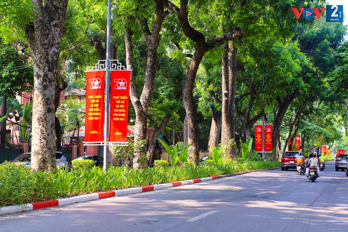 Biểu ngữ tuyên truyền rợp đỏ trên đường Điện Biên Phủ.