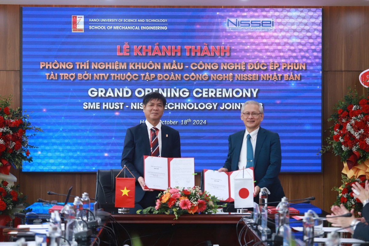PGS.TS Trương Hoành Sơn - Hiệu trưởng Trường Cơ khí (Đại học Bách khoa Hà Nội) và Ngài Tsujihana Hitoshi Chủ tịch tập đoàn Nissei ký văn bản hợp tác