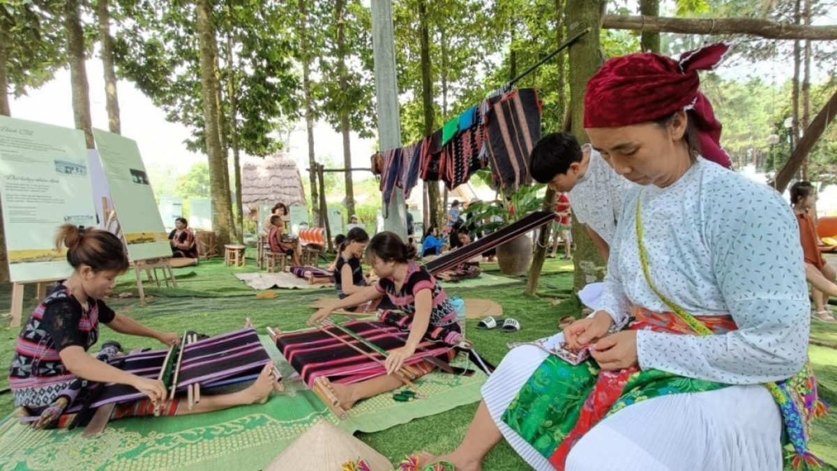 Trải nghiệm dệt vải cùng đồng bào tại Làng VHDLCDTVN