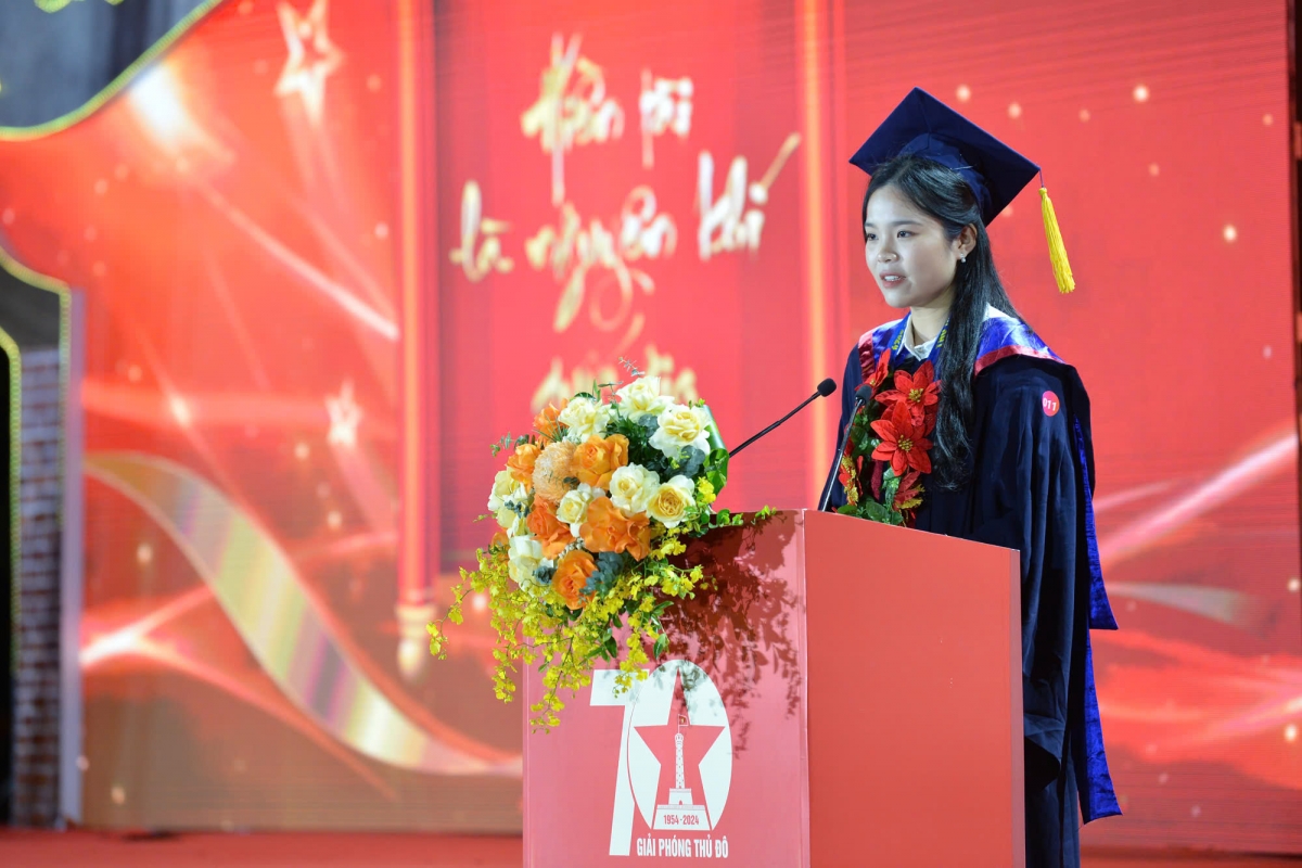 Thủ khoa Vũ Thu Hằng (Trường Đại học Ngoại ngữ, Đại học Quốc gia Hà Nội)
