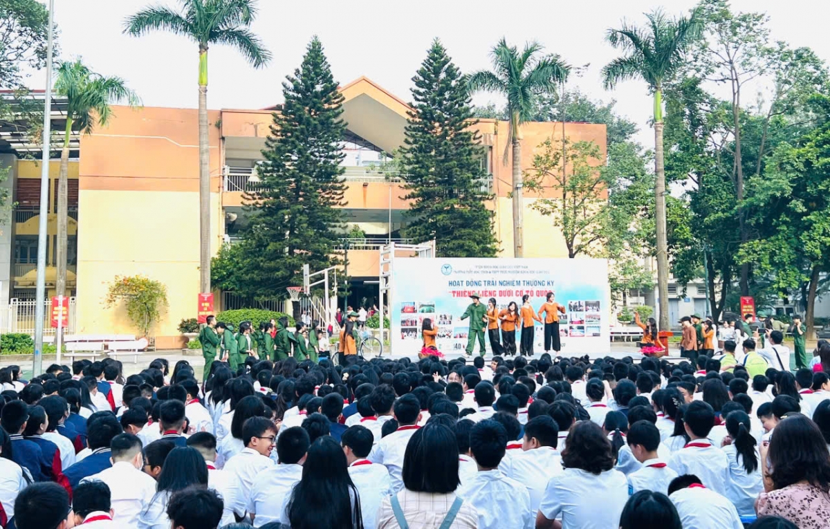 Toàn cảnh buổi biểu diễn nhạc kịch "Hà Nội của ta: Một thời đạn bom, một thời hòa bình" của cô trò lớp 12B Trường Tiểu học, THCS & THPT Thực nghiệm Khoa học giáo dục, Hà Nội