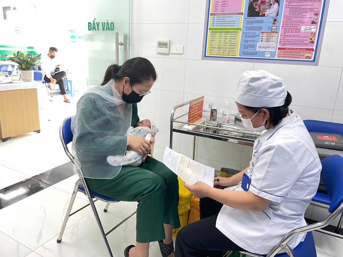 Nhân viên y tế Nguyễn Thị Minh Nguyệt, Trạm Y tế phường Xuân La, Quận Tây Hồ đang khám và tư vấn trước tiêm vaccine