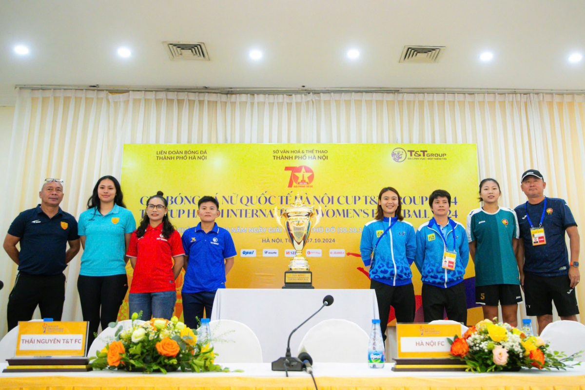 Đại diện BHL và cầu thủ 4 đội bóng tham dự giải bóng đá nữ Quốc tế Hà Nội Cup T&T Group 2024