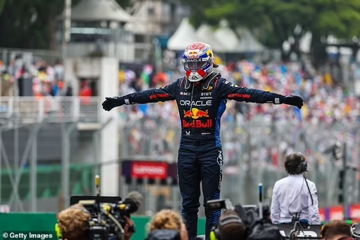Verstappen chụp ảnh ăn mừng chiến thắng vô cùng ấn tượng của mình tại Autodromo Jose Carlos Pace.
