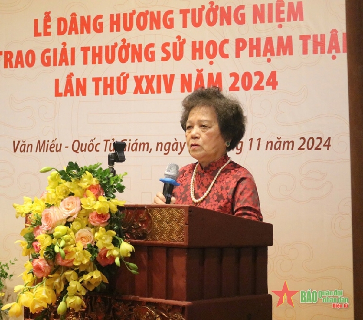 Bà Trịnh Thị Liên, Phó chủ tịch Quỹ Giải thưởng Phạm Thận Duật phát biểu tại buổi lễ.
