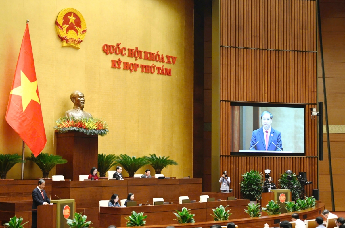 Bộ trưởng Bộ GD&ĐT Nguyễn Kim Sơn trình bày Tờ trình về dự án Luật Nhà giáo tại kỳ họp thứ 8, Quốc hội khóa XV