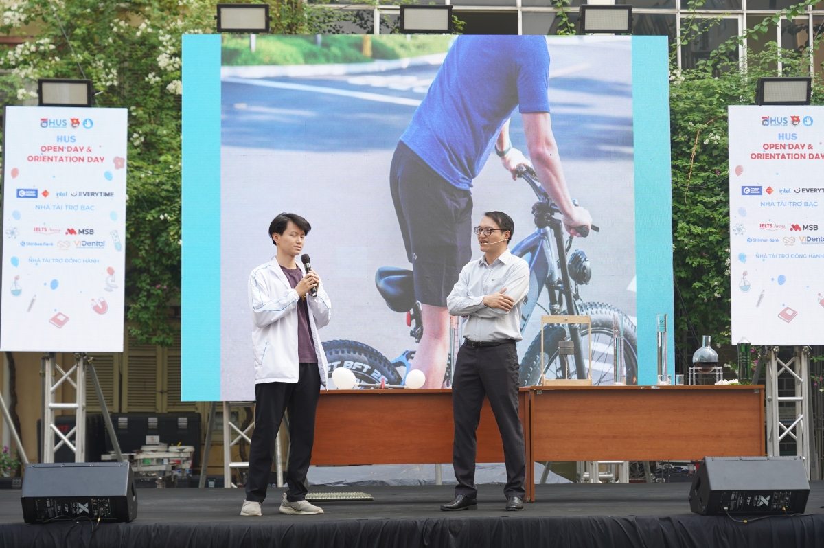 Học sinh trực tiếp đặt câu hỏi với các giảng viên để tìm hiểu nhưng vấn đề mà các em chưa rõ