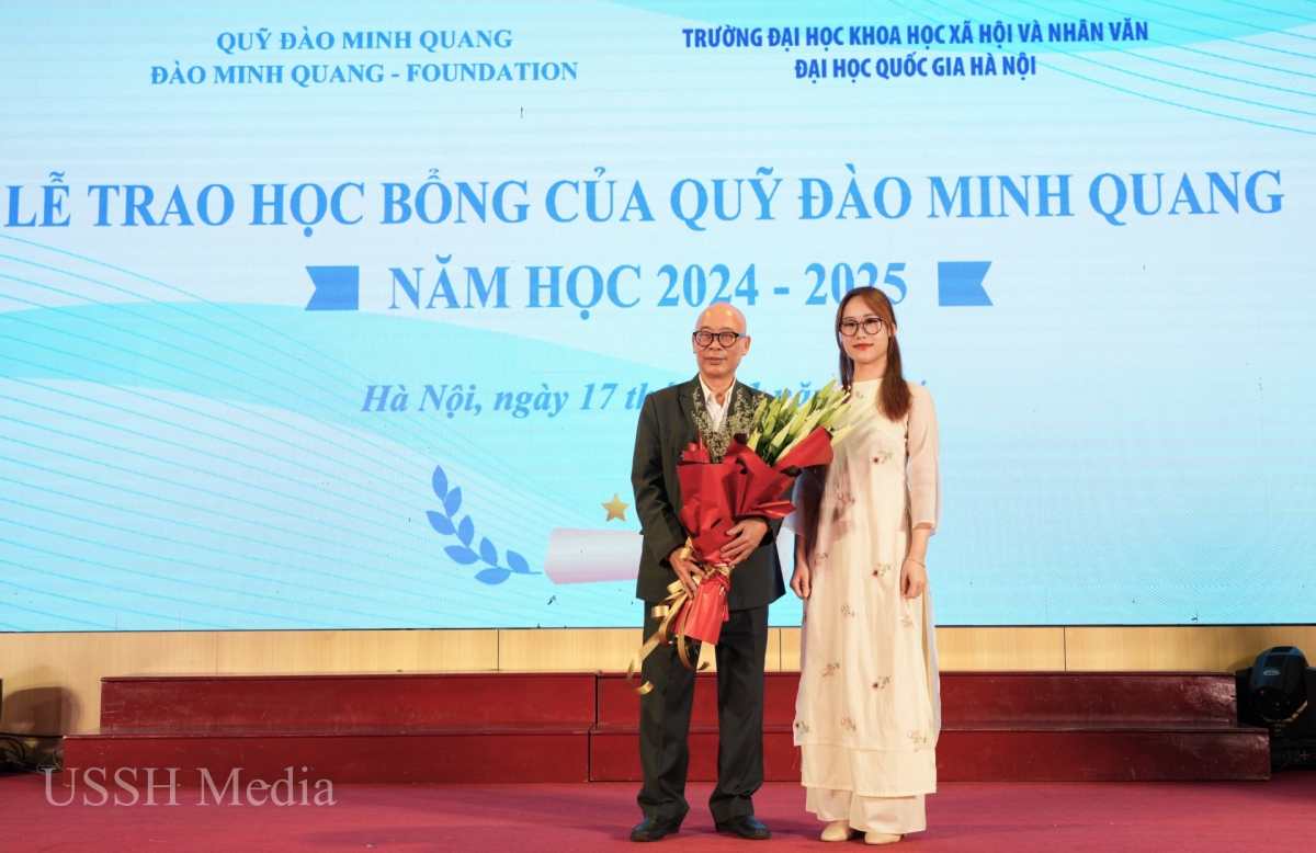 Mai Linh - sinh viên ngành Khoa học Quản lý (Trường Đại học KHXH&NV) thay mặt cho các bạn sinh viên tặng hoa tri ân TS Đào Minh Quang