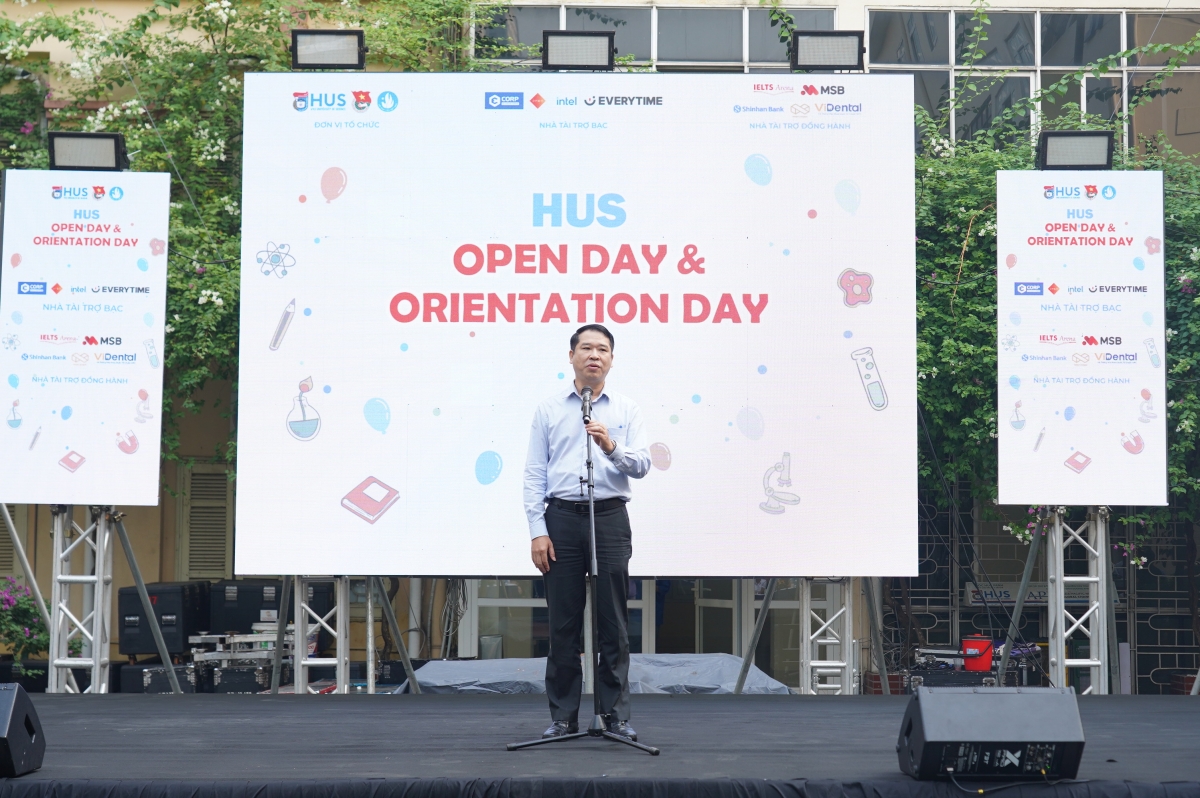 GS.TS Lê Thanh Sơn- Phó Hiệu trưởng Trường ĐH Khoa học Tự nhiên ĐHQGHN phát biểu khai mạc chuỗi hoạt động "HUS Open Day" và "HUS Orientation Day"
