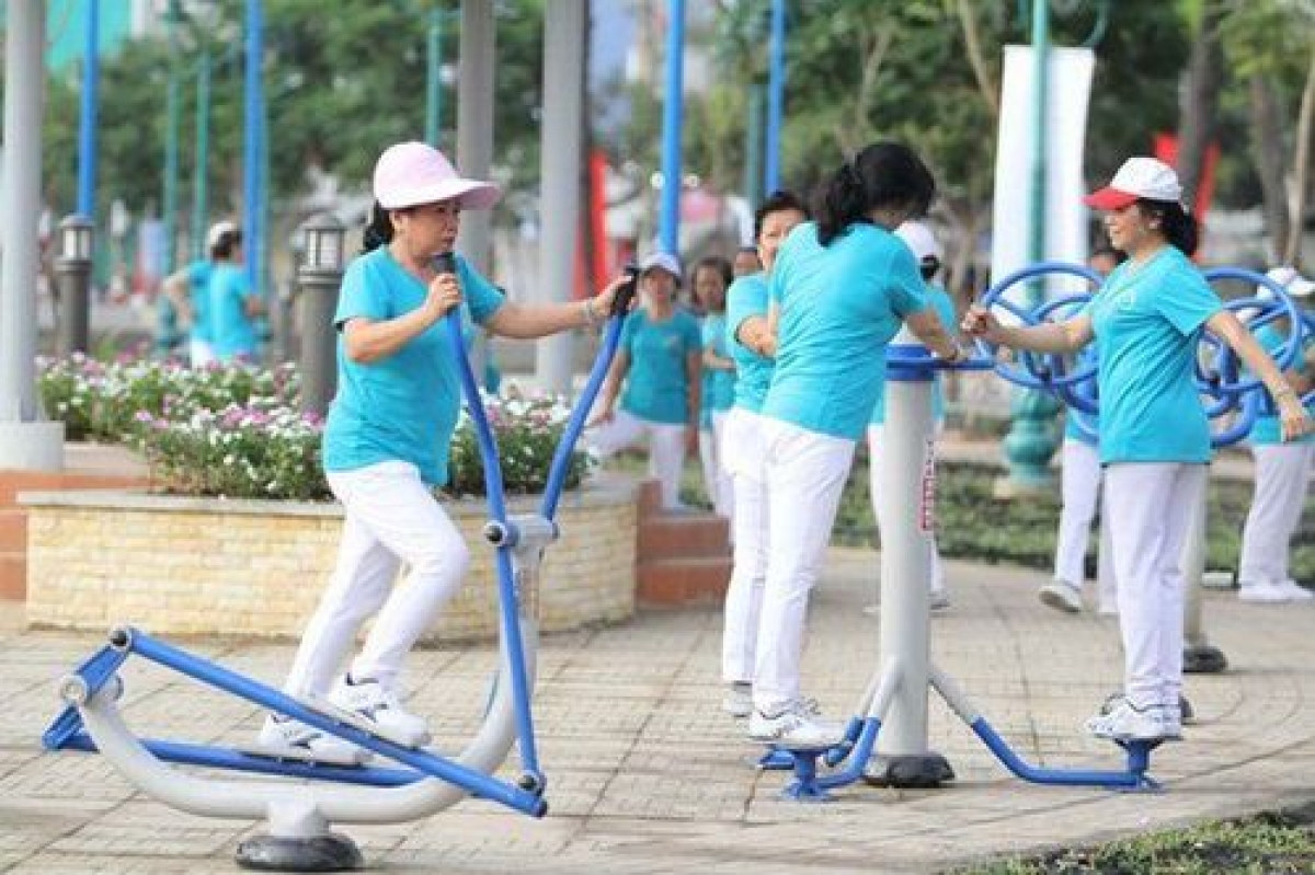 Các bài tập ngoài trời giúp tăng cường nhiều khía cạnh sức khỏe cho người cao tuổi (Ảnh minh họa)
