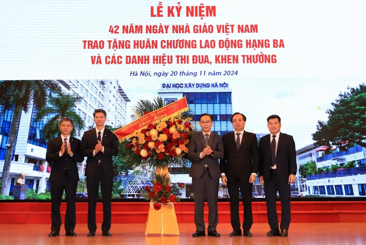 Thứ trưởng Bộ GD-ĐT tặng hoa chúc mừng lãnh đạo Trường ĐH Xây dựng Hà Nội
