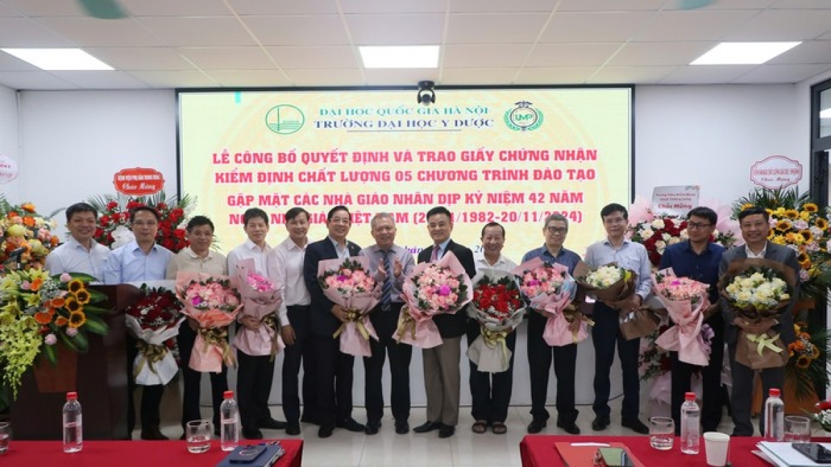 Trường ĐH Y dược ĐHQGHN gặp mặt các Nhà giáo nhân kỷ niệm 42 năm ngày Nhà giáo Việt Nam