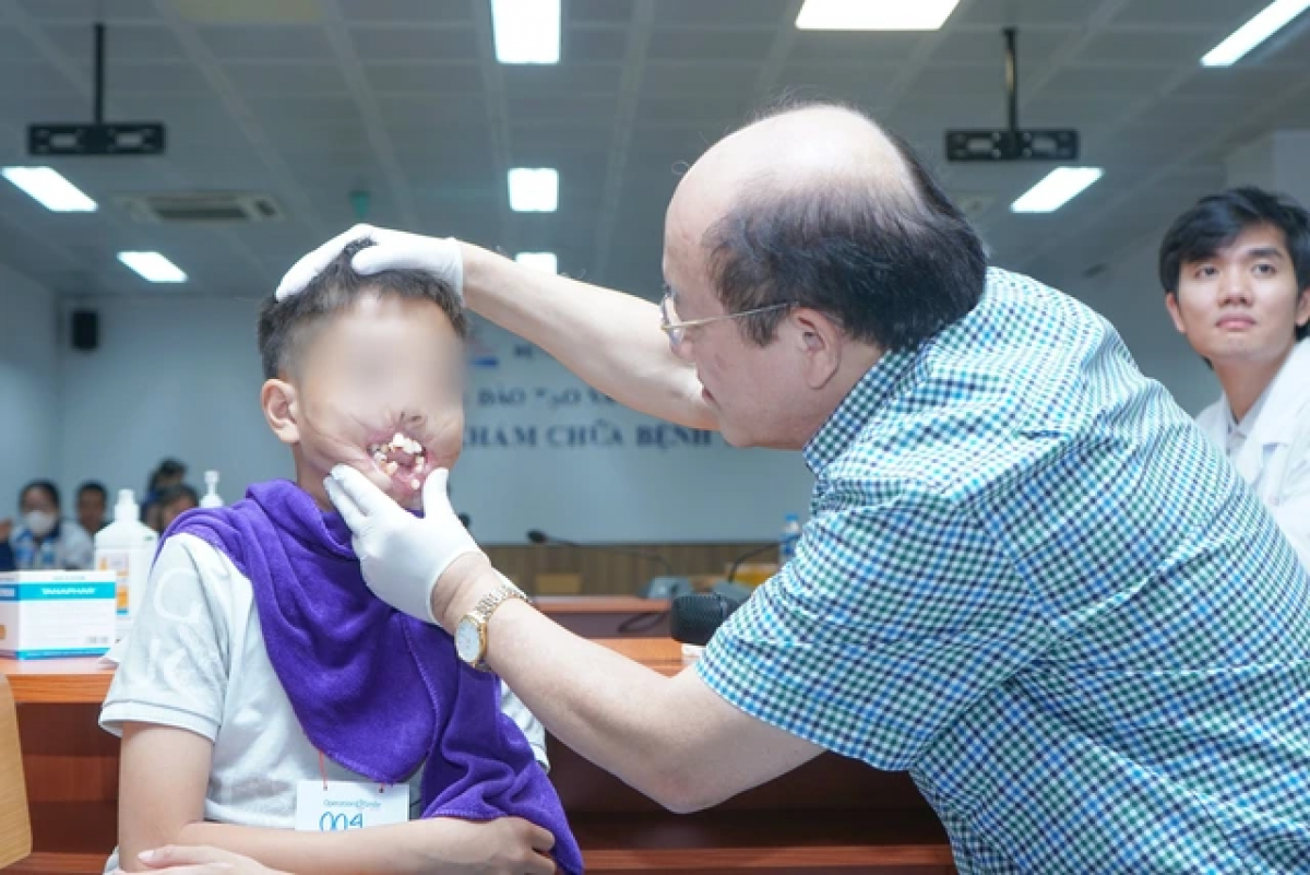 Bác sĩ hỏi thăm bệnh nhi N.T. A trước ca phẫu thuật