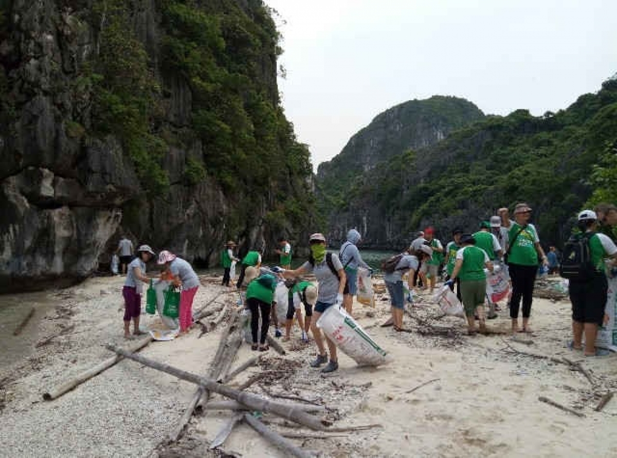Để Vịnh Hạ Long luôn là điểm du lịch hấp dẫn, môi trường sạch sẽ cần sự chung tay của cả cộng đồng trong nỗ lực giữ lại màu xanh cho Vịnh Hạ Long. (Ảnh KT)
