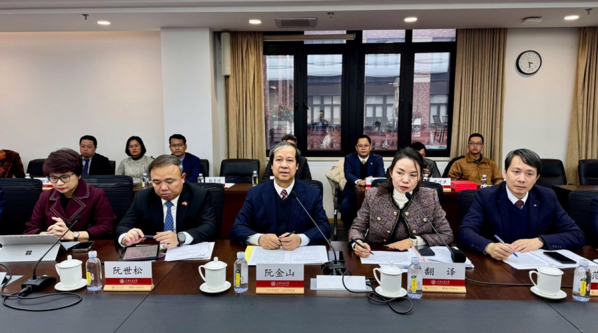 Bộ trưởng Nguyễn Kim Sơn và đoàn công tác Bộ GD&amp;ĐT tại cuộc làm việc.