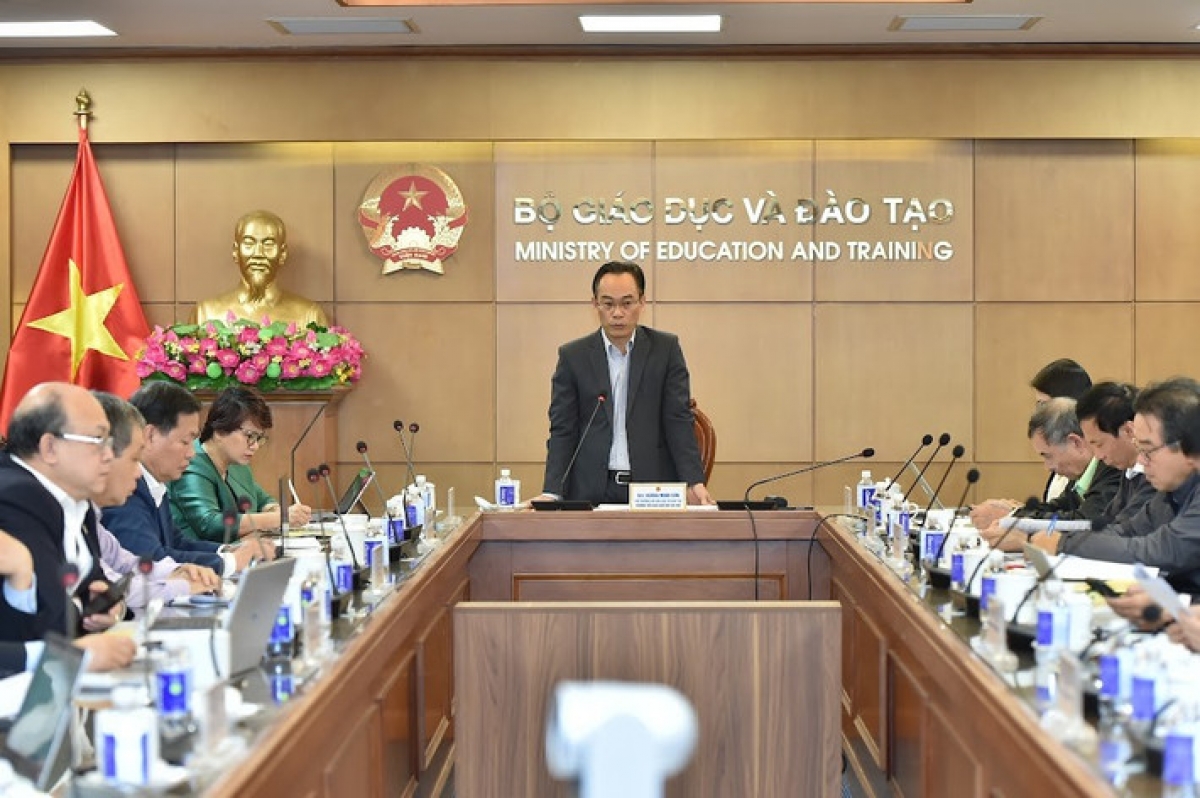 Phiên họp góp ý dự thảo Báo cáo đánh giá sơ kết tình hình thực hiện Luật GD ĐH giai đoạn 2019-2023 do Thứ trưởng Bộ GD&ĐT Hoàng Minh Sơn chủ trì