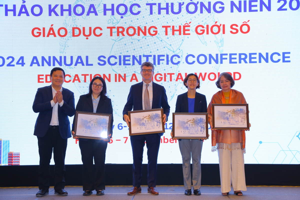 GS.TS Lê Anh Vinh tặng quà lưu niệm cho các đối tác quốc tế