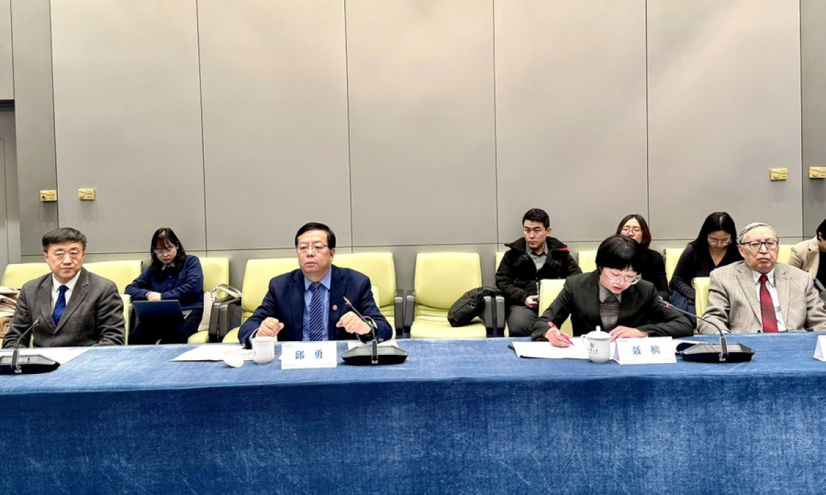 Ông Khưu Dũng và lãnh đạo Đại học Thanh Hoa tại buổi làm việc.