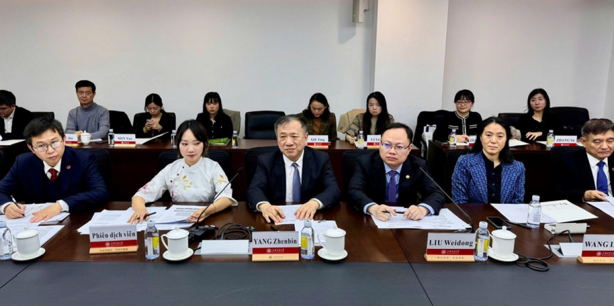 Ông Dương Chấn Bân, Bí thư Đảng ủy và lãnh đạo Trường Đại học Giao thông Thượng Hải tại cuộc làm việc.