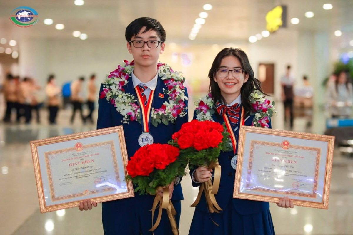 Vũ Nhật Long và Vương Hà Chi, hai học sinh lớp 10G0 Trường THCS - THPT Newton nhận giấy khen của Giám đốc Sở GD&ĐT Hà Nội vì thành tích đoạt Huy chương Bạc tại Olympic Khoa học trẻ (IJSO) 2024