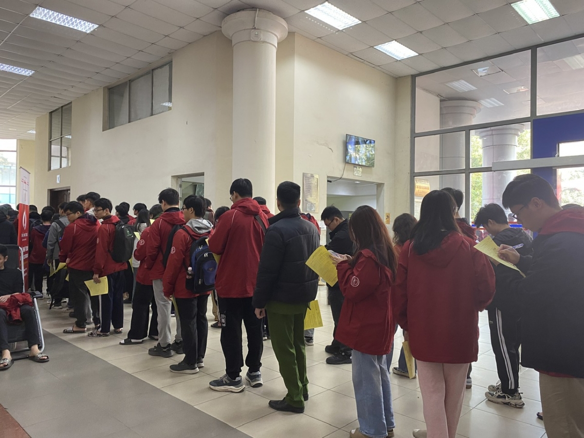 Sinh viên xếp hàng chờ đăng ký hiến máu tại lễ phát động Chủ nhật đỏ lần thứ 17