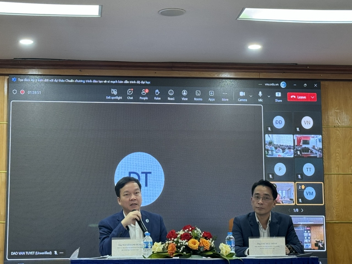 PGS.TS Nguyễn Anh Dũng, Phó Vụ trưởng Vụ Giáo dục Đại học, Bộ GD-ĐT và GSTS Chử Đức Trình, Hiệu trưởng Trường Đại học Công nghệ, Đại học Quốc gia Hà Nội điều hành tọa đàm