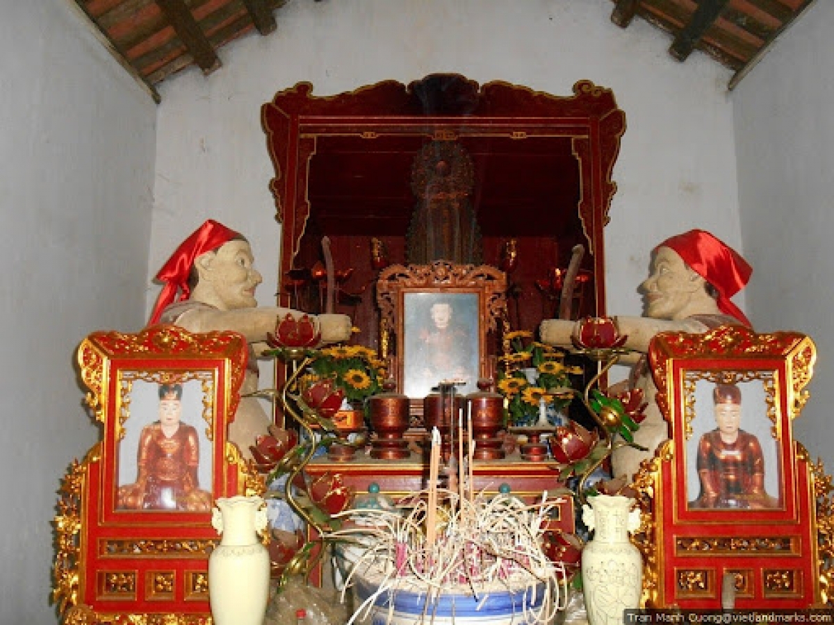 Ban thờ tướng quân Đào Quang Nhiêu tại nhà thờ họ Nguyễn Gia. Ảnh: Trần Cường