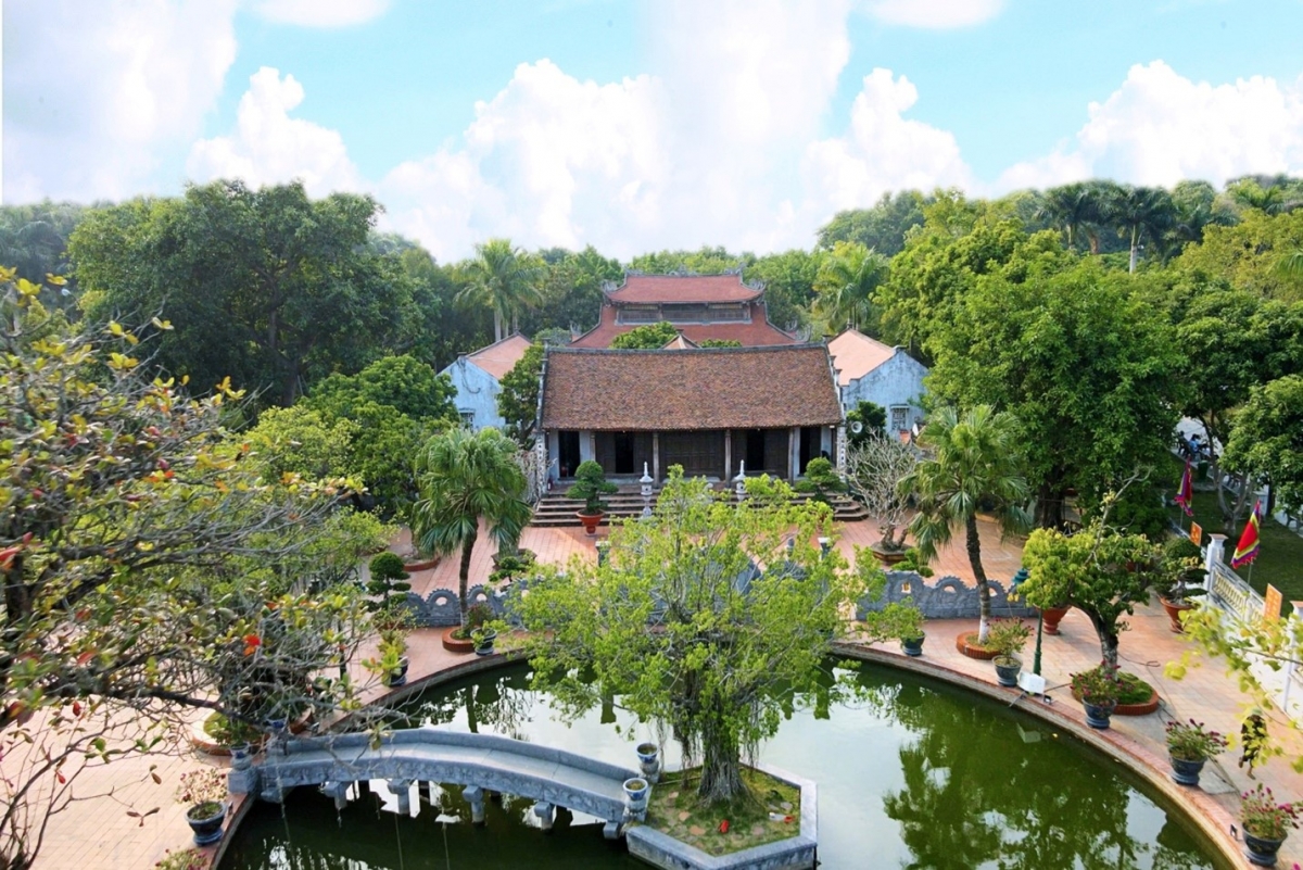Khuôn viên trước và sau đền