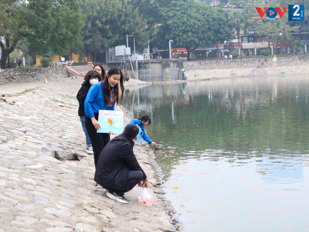 Tại khu vực hồ Thành Công, quận Ba Đình, các bạn đoàn viên, thanah niên của Phường Thành Công cũng tích cực tuyên truyền hỗ trợ người dân thả cá chép.