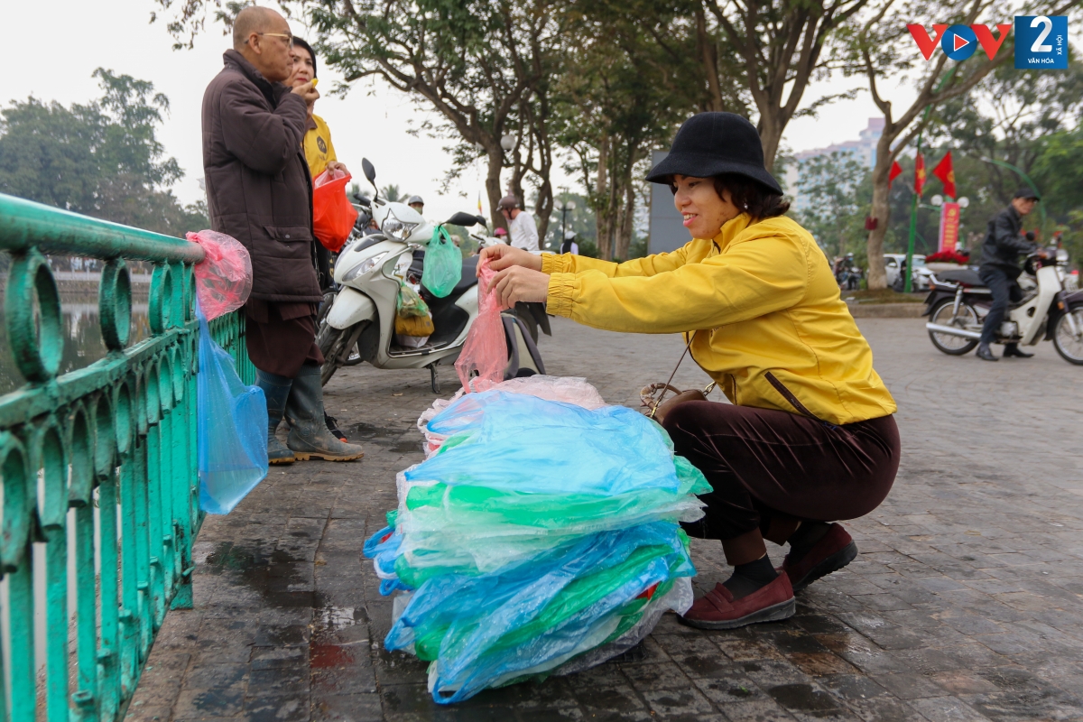 Các túi nilon cũng được các tình nguyện viên thu gom và xếp gọn lại.