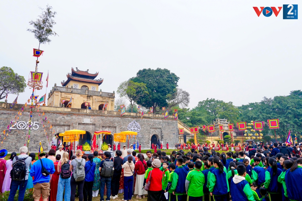 Sáng 22/1 (tức 23 tháng Chạp), tại Khu di sản Hoàng thành Thăng Long - Hà Nội, Trung tâm Bảo tồn di sản Thăng Long - Hà Nội tổ chức Nghi lễ thả cá chép truyền thống tại Hồ Sen và Lễ dựng cây nêu (Thượng tiêu) - nghi thức không thể thiếu trong dịp Tết Nguyên đán, báo hiệu ngày Tết chính thức bắt đầu.