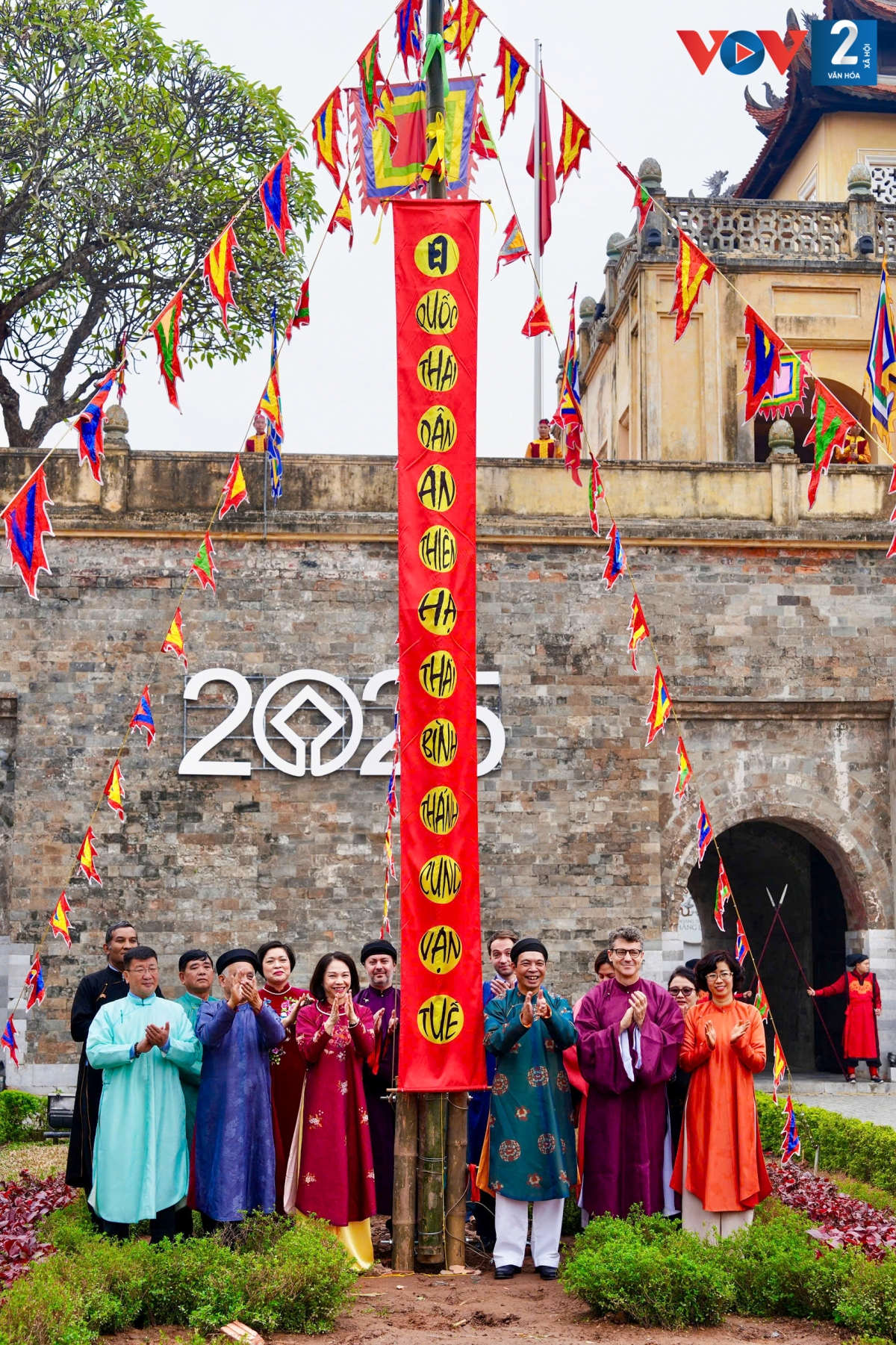 Theo phong tục, hàng năm cây nêu được dựng lên tại đây để đánh dấu giao thời năm cũ sang năm mới (hay còn gọi là Tống cựu nghênh tân) cầu quốc thái dân an, mùa màng tươi tốt, đất nước thịnh vượng. Bởi Hoàng thành Thăng Long là nơi 52 vị vua từng cư ngụ.