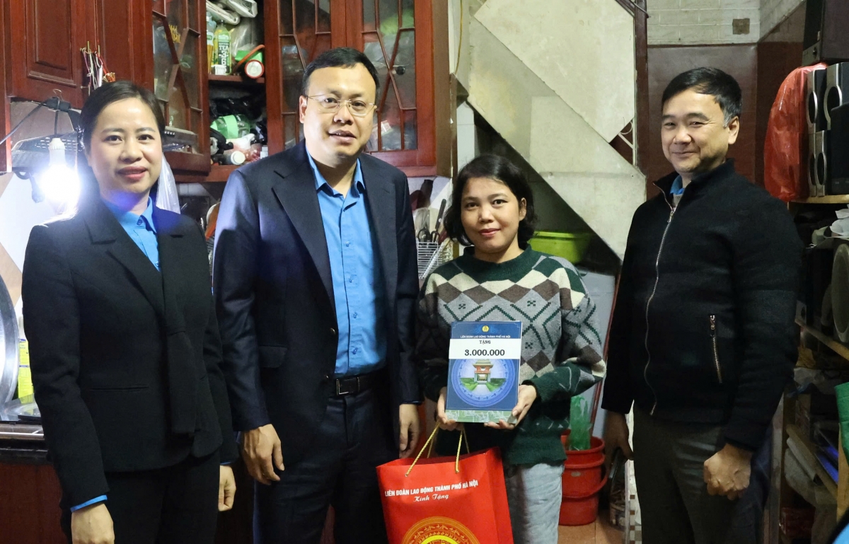 Chủ tịch LĐLĐ thành phố Hà Nội Phạm Quang Thanh tặng quà cho chị Nguyễn Thị Vân