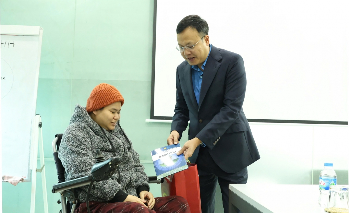 Chủ tịch LĐLĐ thành phố Hà Nội Phạm Quang Thanh tặng quà cho chị Đặng Thùy Linh - đoàn viên công đoàn Công ty Cổ phần dịch vụ Nghị Lực Sống - Imagtor