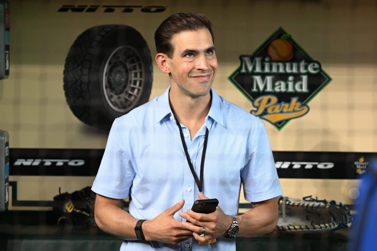 Joe Davis của Dodgers TV buộc phải xin lỗi vì tiếng các VĐV chửi thế lọt vào micro phát sóng trực tiếp, do sự kiện diễn ra không có khán giả trong đại dịch Covid-19.