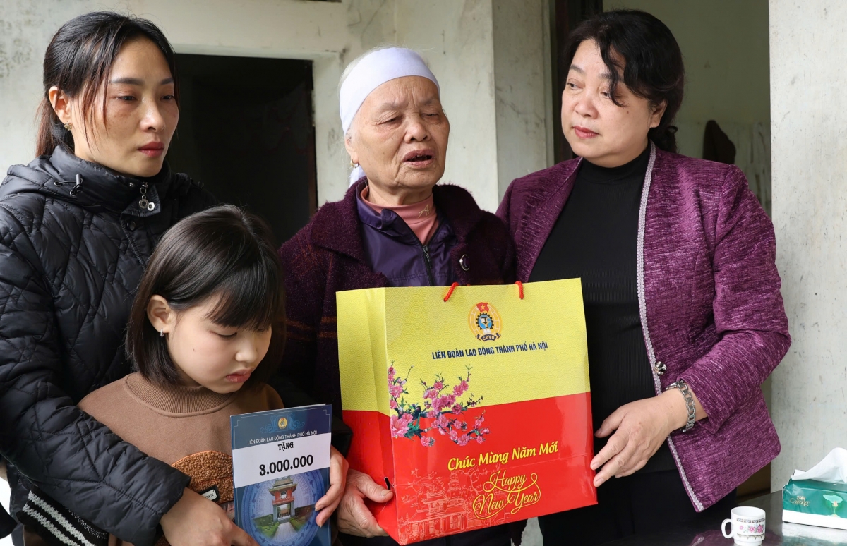Phó Chủ tịch LĐLĐ thành phố Hà Nội Nguyễn Thị Thu Thủy
tặng quà đoàn viên Dương Thị Hà