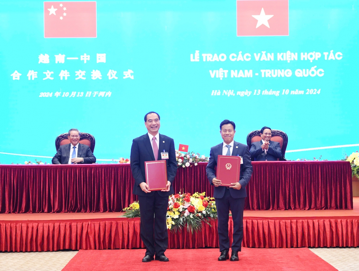 Giám đốc ĐH Bắc Kinh GS. Cung Kỳ Hoàng và Giám đốc ĐHQGHN GS. Lê Quân trao thỏa thuận hợp tác giữa hai đại học dưới sự chứng kiến của Thủ tướng Trung Quốc Lý Cường và Thủ tướng Việt Nam Phạm Minh Chính (ngày 13/10/2024)