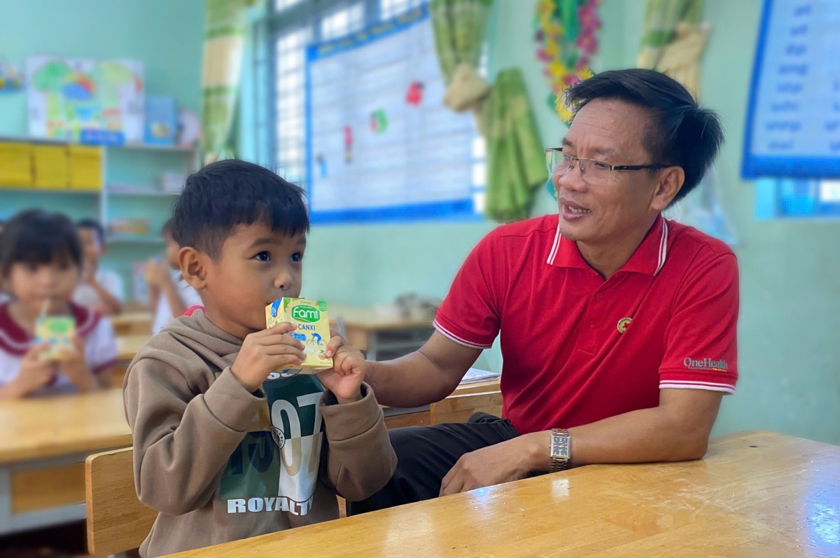 Trẻ em nghèo, khuyết tật tại các điểm trường, khu vực khó khăn được hỗ trợ về dinh dưỡng.
