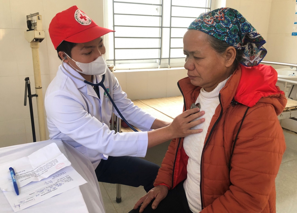 Hội chữ thập đỏ phối hợp với ngành y tế trong khám chữa bệnh miễn phí, phòng bệnh vệ sinh, bảo vệ sức khỏe nhân dân.