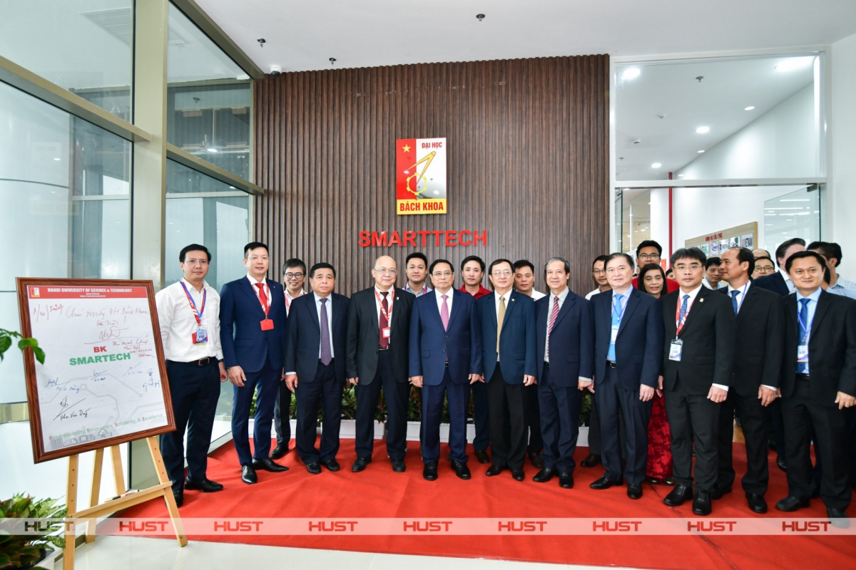 Thủ tướng Chính phủ Phạm Minh Chính và lãnh đạo các bộ, ngành, cơ quan tham gia Lễ Khánh thành Văn phòng ĐMST Bách khoa tại NIC
