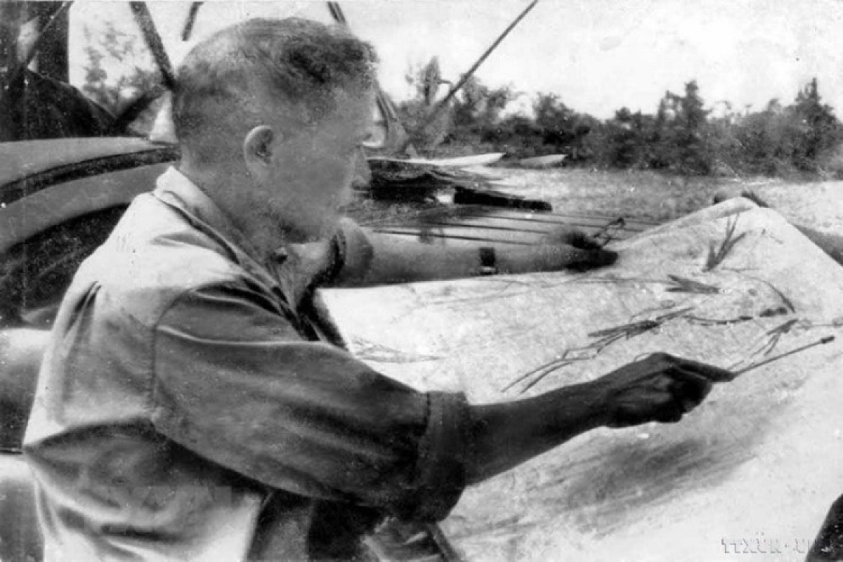Đại tướng Chu Huy Mân đang kiểm tra, theo dõi các mũi tiến công của quân giải phóng đánh vào thành phố Đà Nẵng (3/1975)