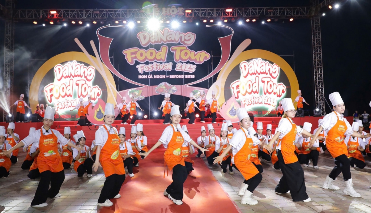Trình diễn Flashmob về chủ đề ẩm thực tại lễ khai mạc Lễ hội Đà Nẵng Food Tour 2025. Ảnh: Sở DL Đà Nẵng