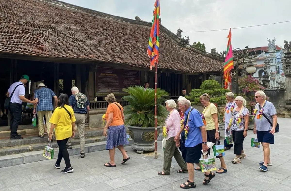 Du khách tham quan đình Hùng Lô