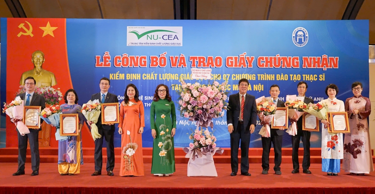 Đại diện các khoa, viện nhận chứng nhận kiểm định chất lượng đào tạo thạc sĩ