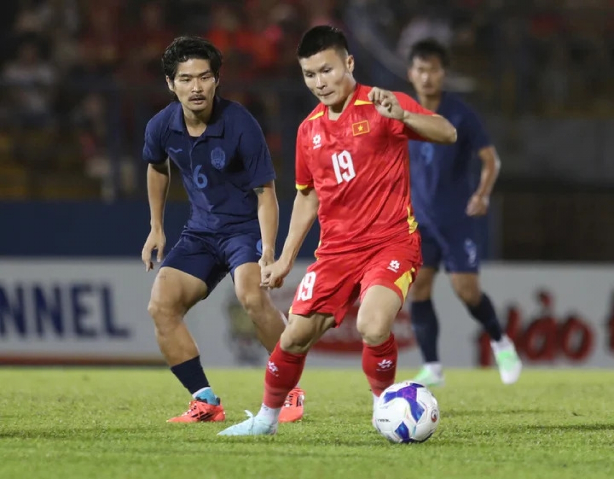Phương án sử dụng Quang Hải chơi số 9 ảo không phát huy hiệu quả trong hiệp 1.