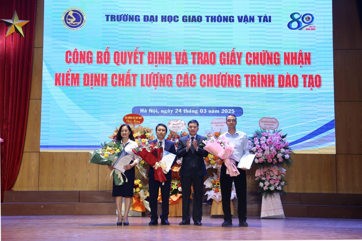 Ông Phạm Quốc Khánh - Phó Cục trưởng Cục Quản lý chất lượng (Bộ GD&ĐT) trao Giấy chứng nhận kiểm định chất lượng các chương trình đào tạo của Trường ĐH Giao thông Vận tải.