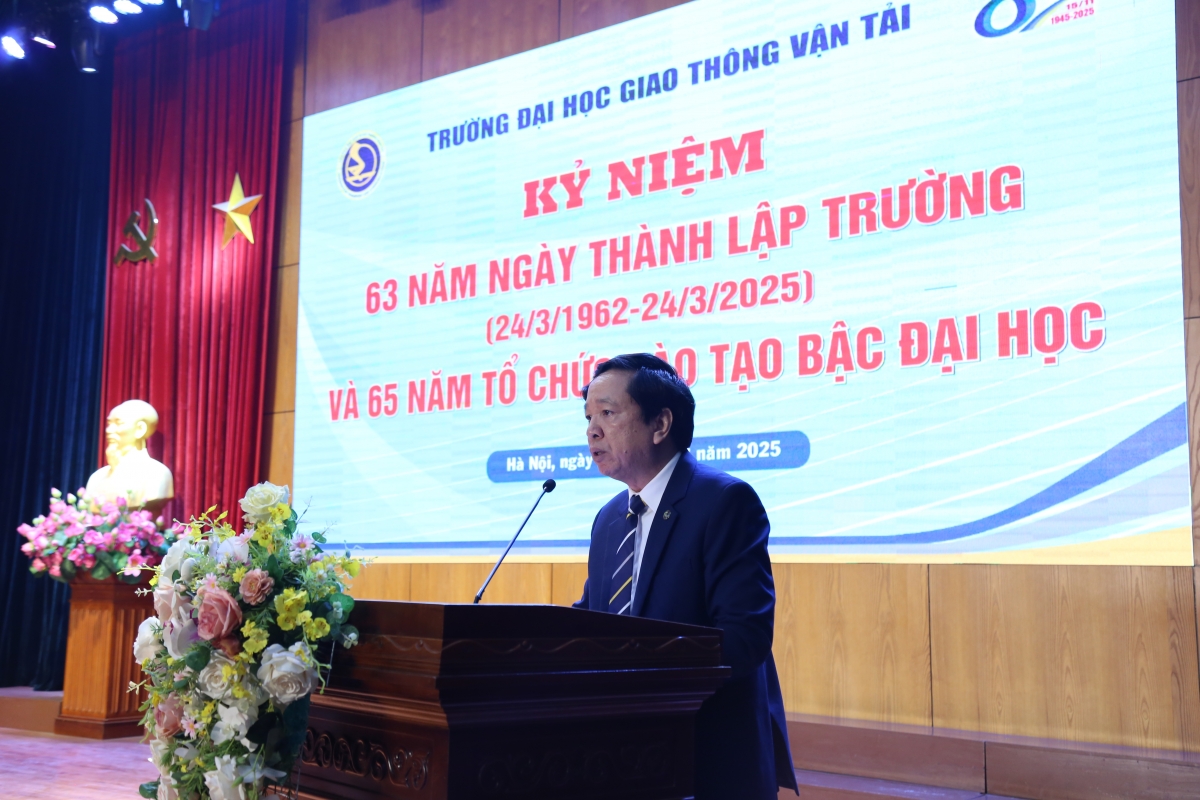 PGS.TS Nguyễn Văn Hùng- Hiệu trưởng Trường Đại học Giao thông Vận tải phát biểu tại buổi Lễ
