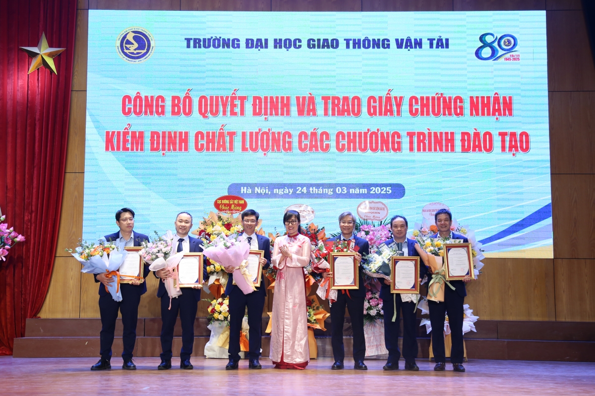 Giám đốc TT kiểm định ĐHQG HN trao Giấy chứng nhận kiểm định chất lượng cho 5 chương trình đại học của Trường Đại học Giao thông Vận tải